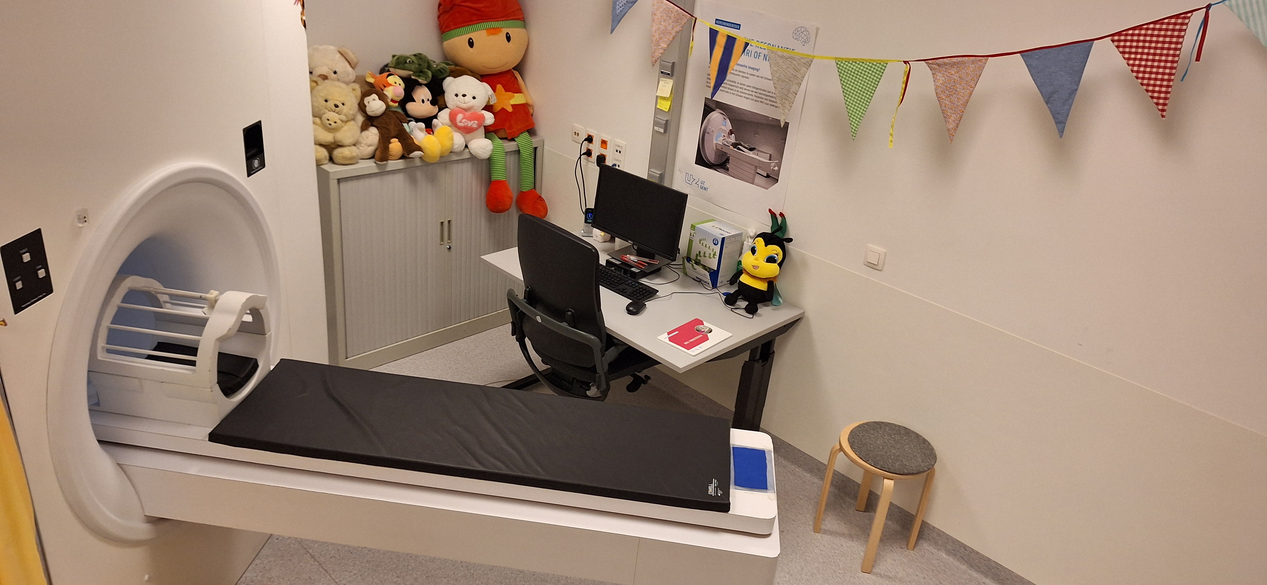 A bird's-ey view of the room.